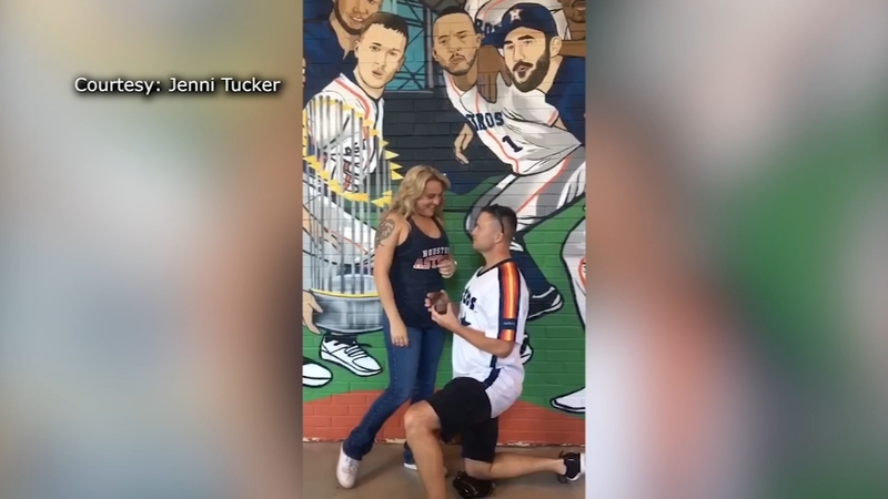 Astros Team >> Astros Fan Proposes In Front Of Mmp Mural Astros Team >> Astros Fan Proposes In Front Of Mmp Mural