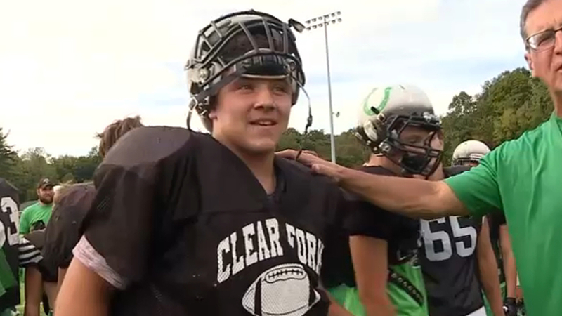 16 Year Old Football Player Lifts Car Off Trapped Neighbor In Ohio 6abc Philadelphia