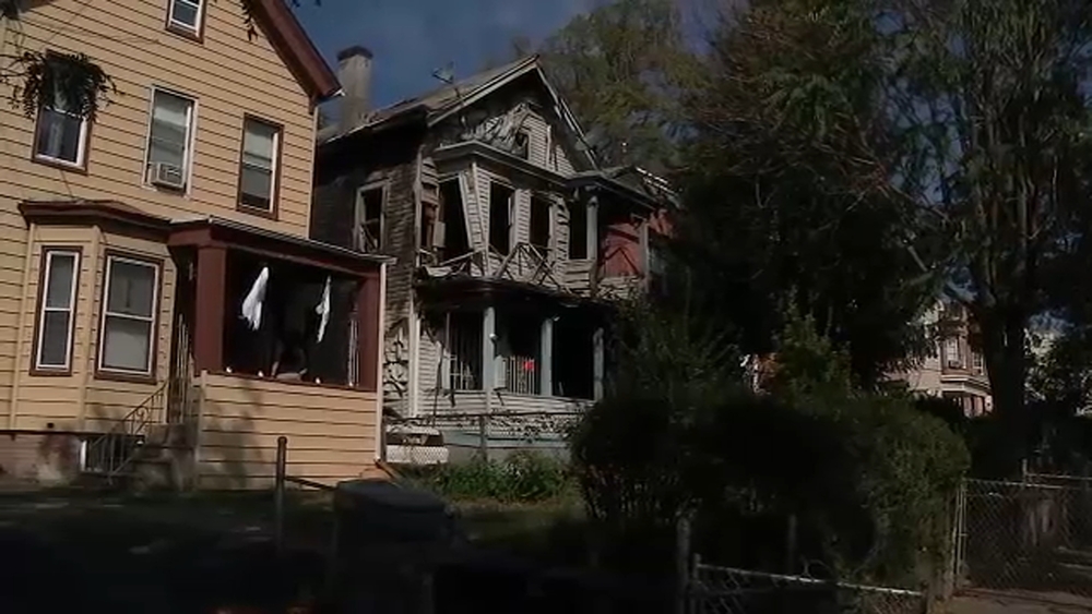 1 dead, 4 hurt in New Jersey fire; resident jumps from window to escape