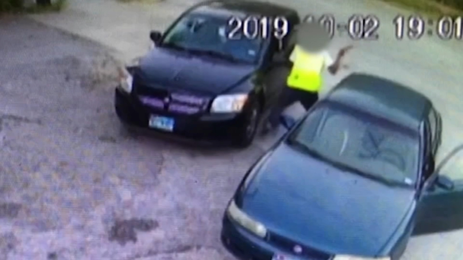 Man smashes car windows with tire iron outside Houston liquor store