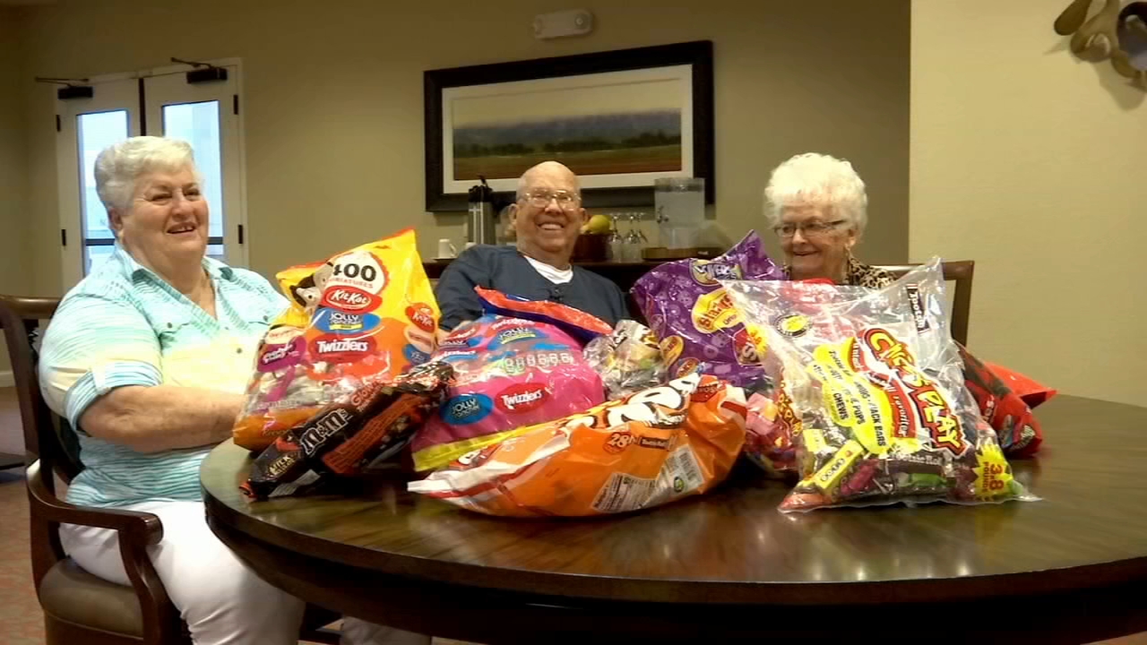 Seniors want to pass out treats for Halloween
