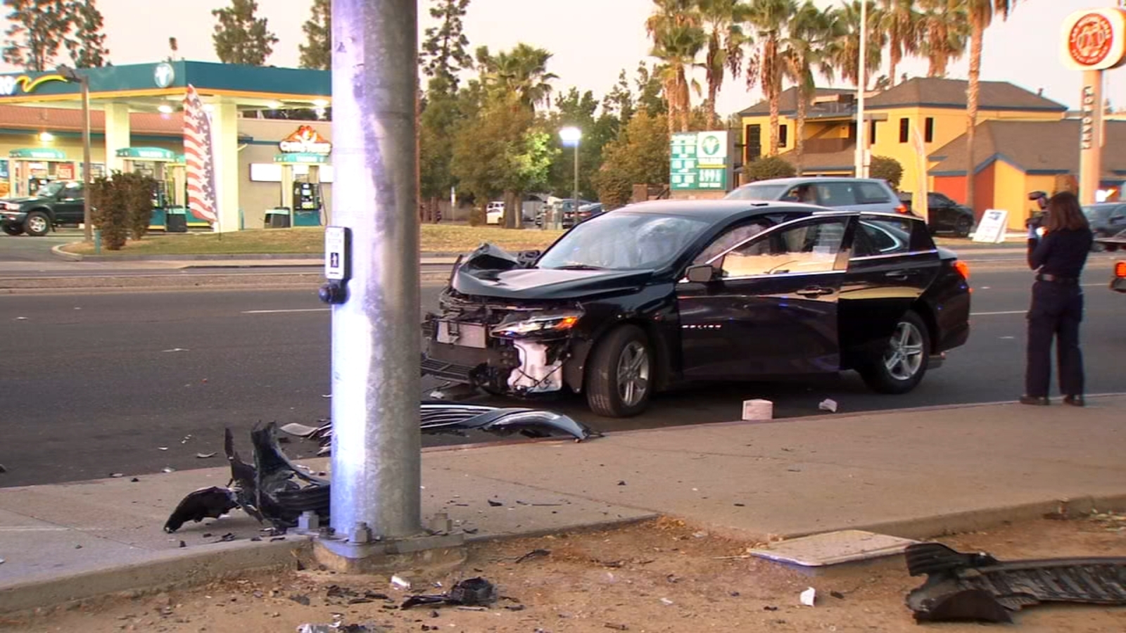 Man leads police on chase, crashes into pole in northeast Fresno ...