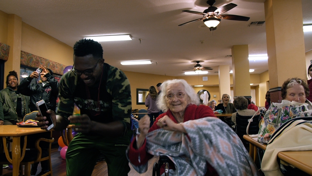 Houston police officer inspires teens to give back
