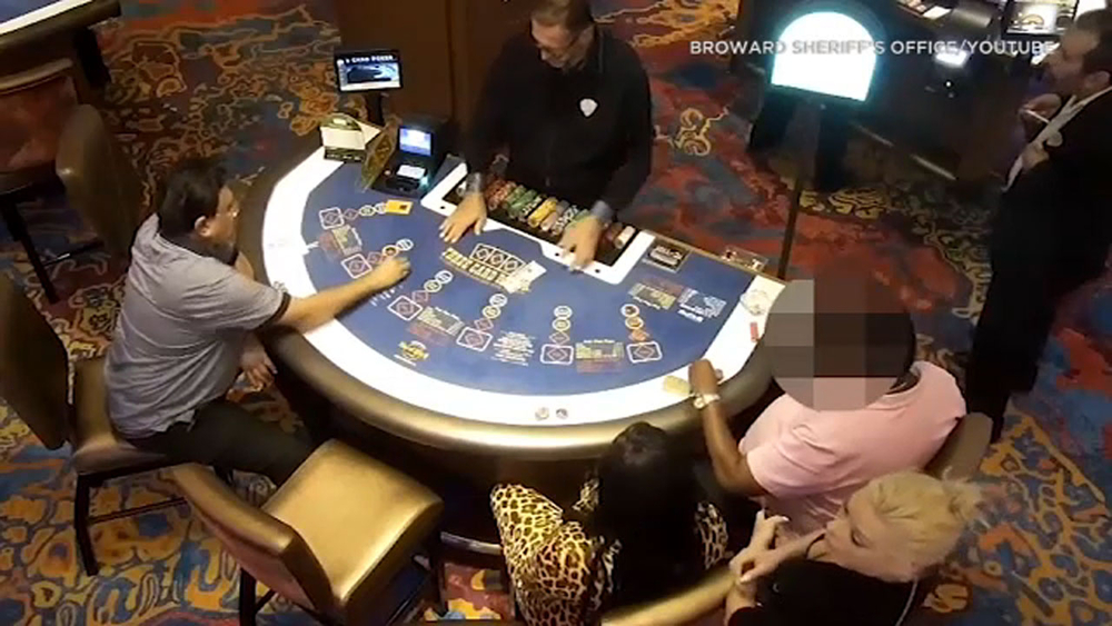 Man gambling at Florida casino drugged, robbed by 2 women