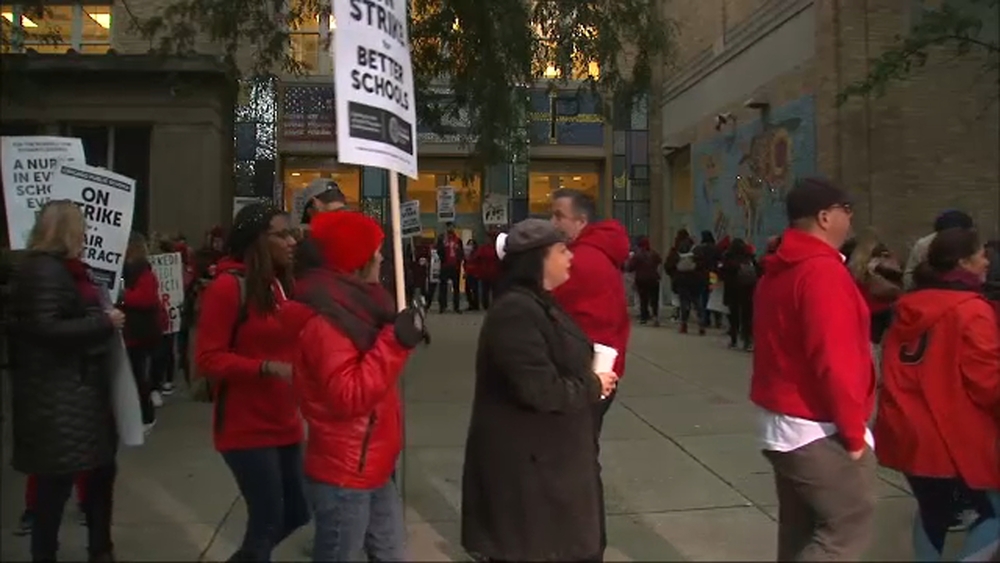 Thousands of strike Chicago teachers hit picket lines Thursday