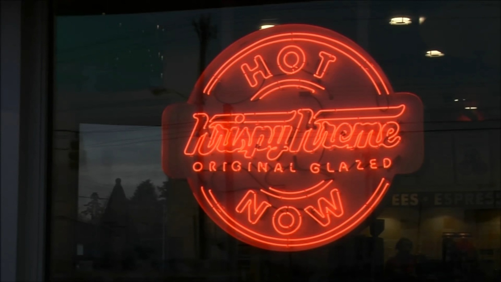 Krispy Kreme opens in Loop at Block 37; store giving away golden passes ...