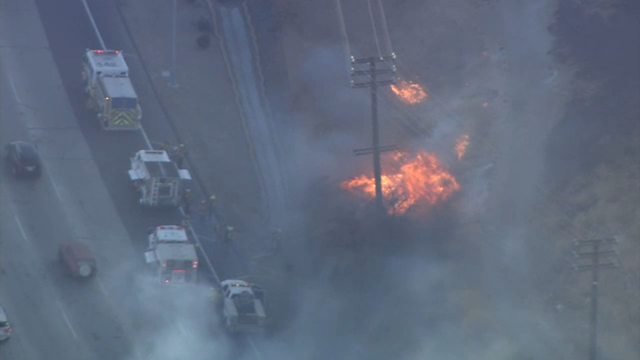 Brush fire breaks out along 101 Freeway in Calabasas