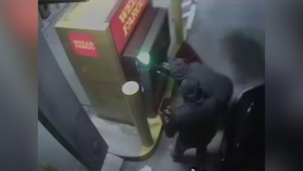 Video shows 2 masked men leave behind explosive on ATM