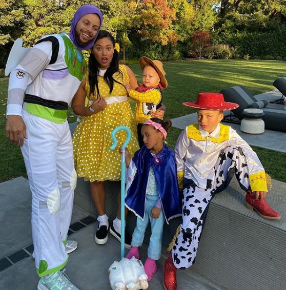 Stephen Curry dresses up for Halloween despite broken hand