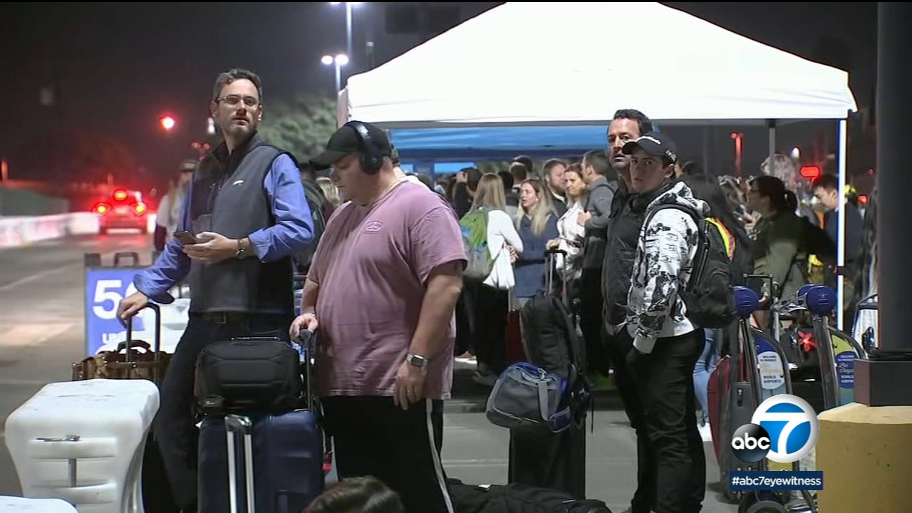 Passengers remain frustrated with LAXu0027s new pickup system - ABC7 