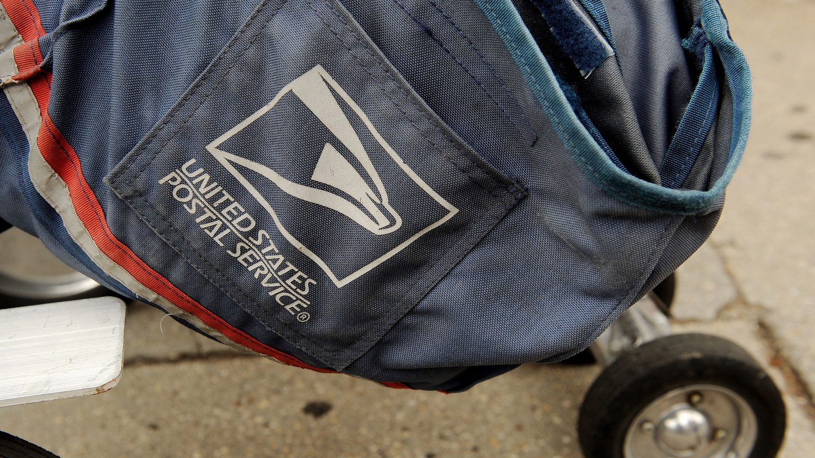 Mail stolen from USPS carts in Austin: police - ABC7 Chicago
