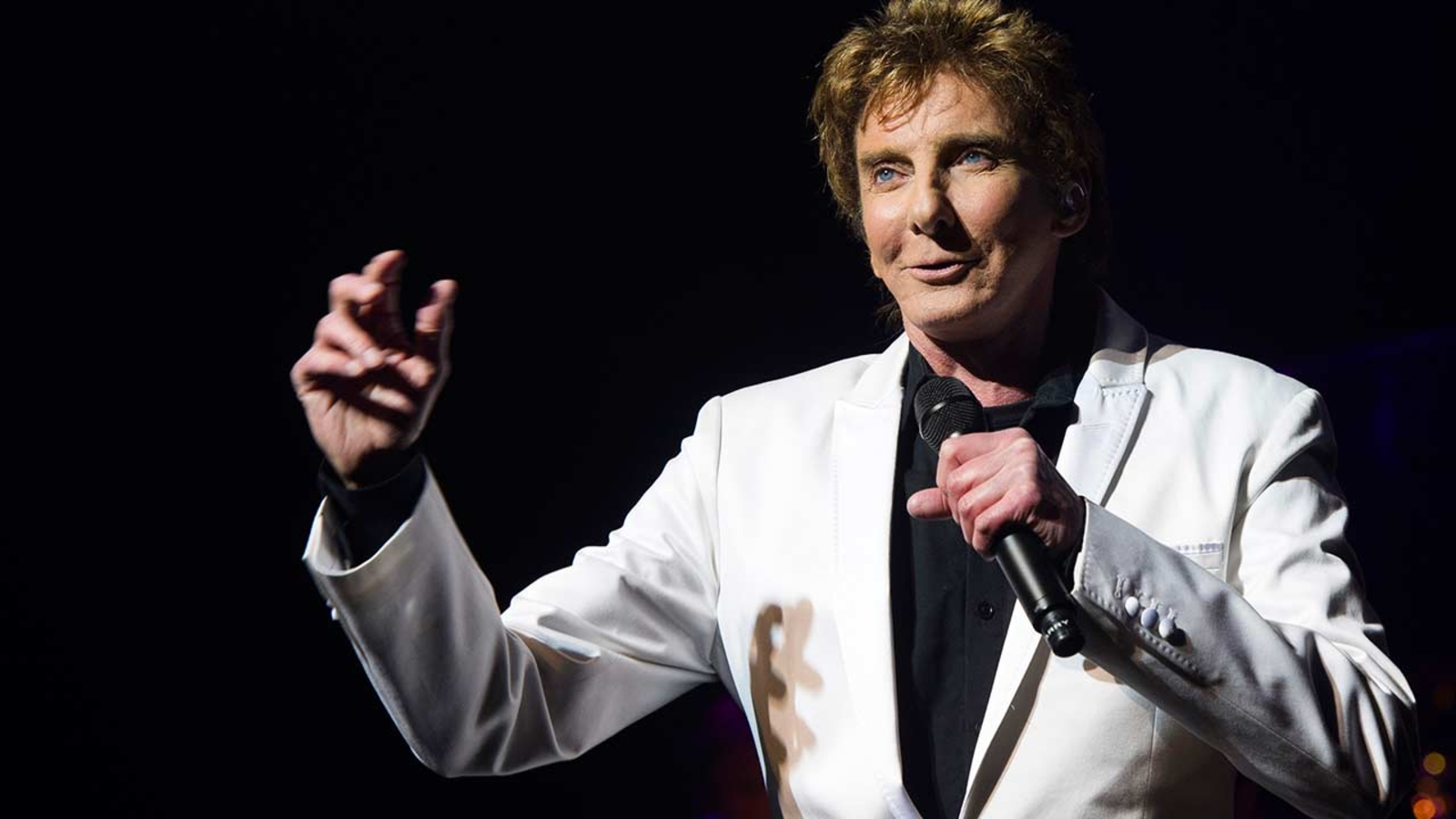 Barry Manilow hospitalized after emergency oral surgery - ABC13 Houston