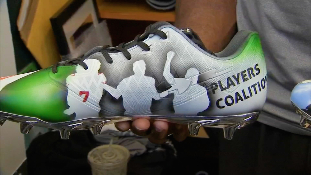 This artist's custom cleats gives the Eagles some extra swagger on game day
