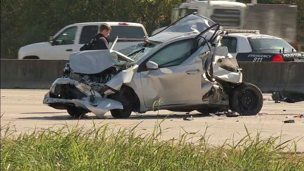 2 dead in crash on South Loop at Cullen