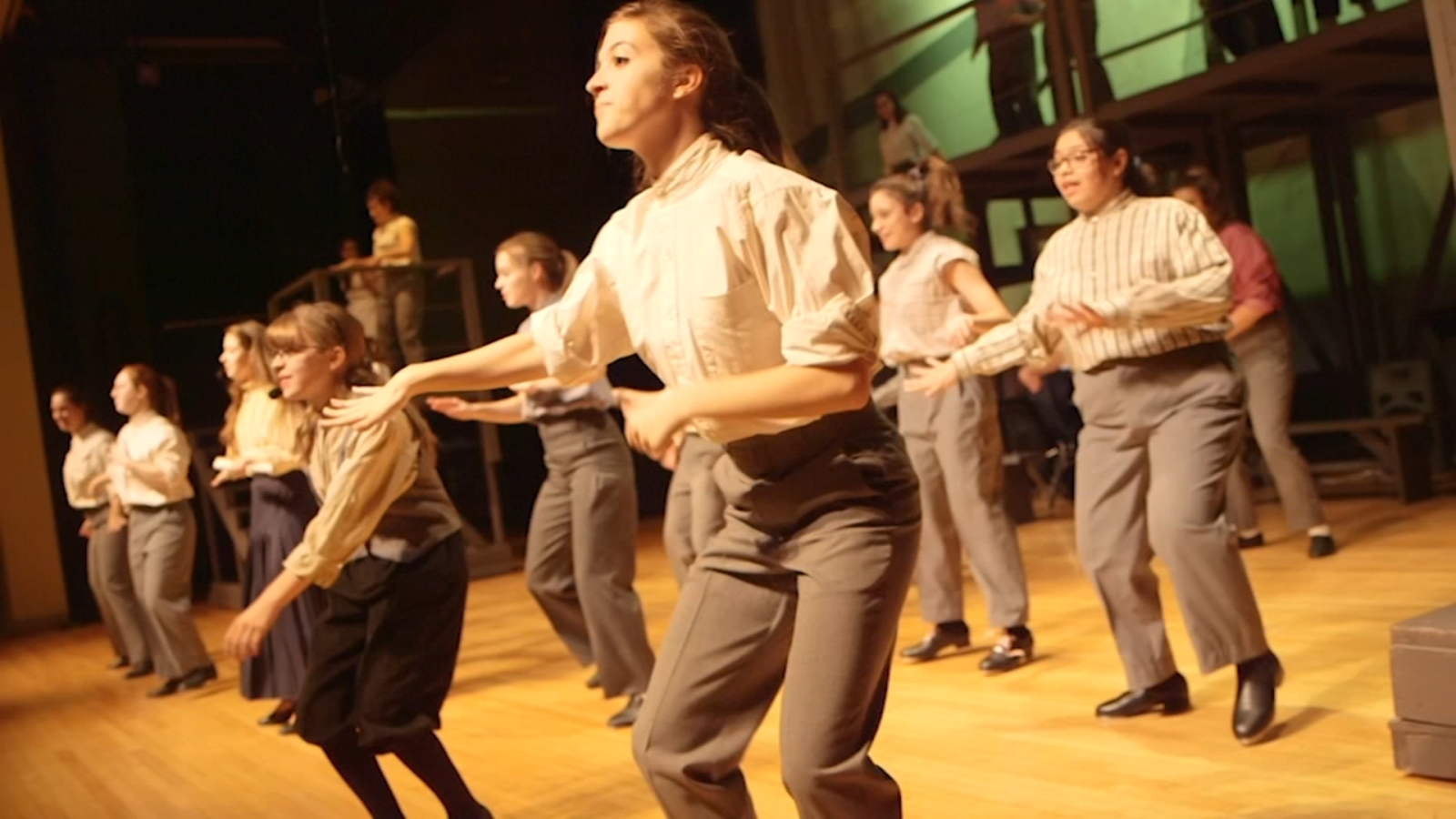 All Girls Production Of Newsies Adds Empowering Message To Classic Musical Abc7 Chicago