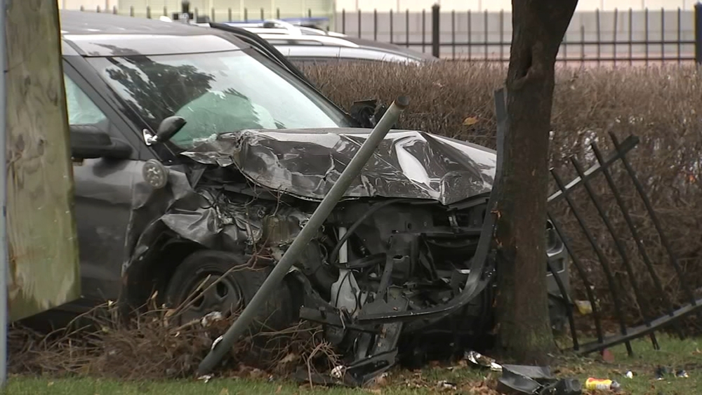 5 Chicago police officers injured, 2 critically, in West Side crash