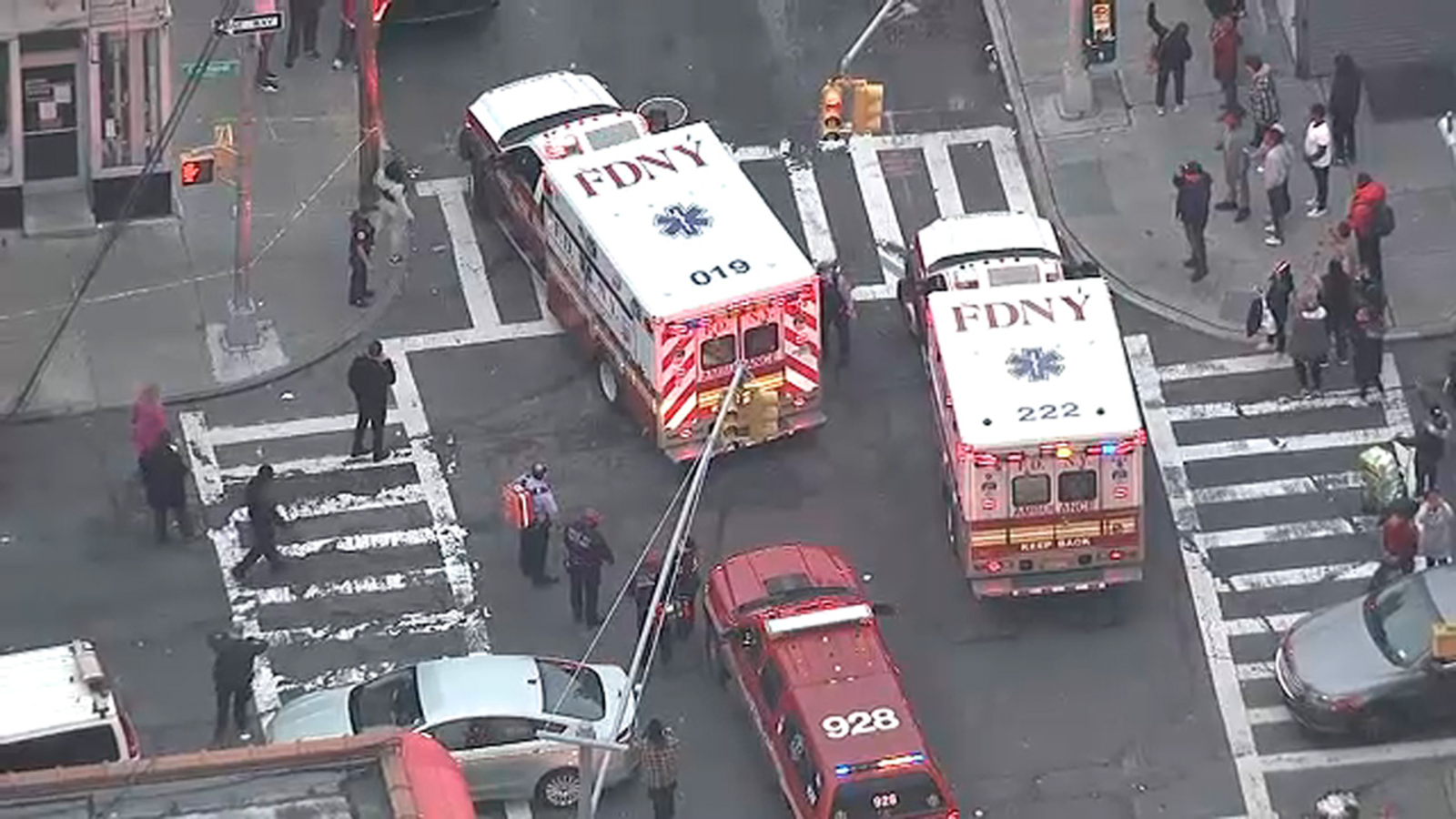10 Year Old Boy 2 Teens Among 5 Shot On Melrose Street Abc7 New