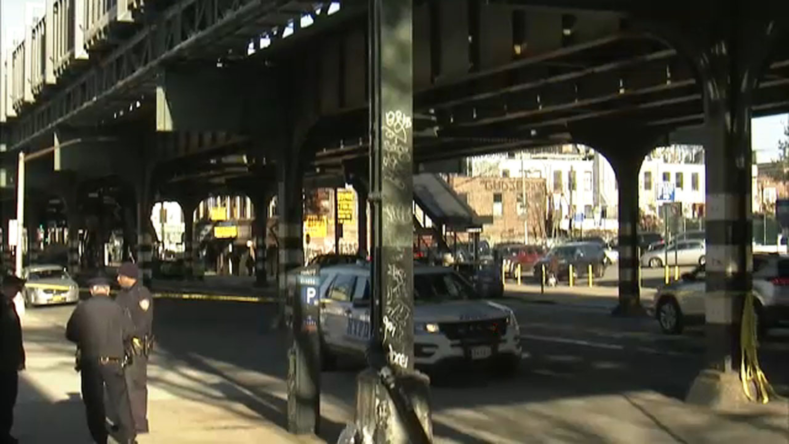 Bank robbery suspect critically injured in fall from NYC subway