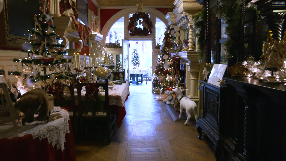 This Victorian Mansion Becomes a Gorgeous Christmas Manor During the Holidays