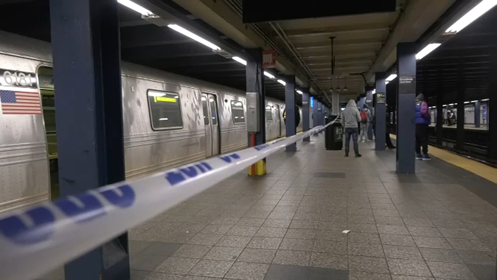 1 women dead, 1 hurt after being hit by subway train in Brooklyn