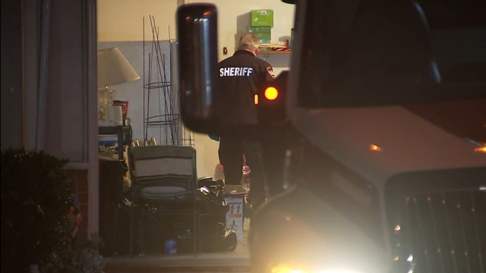 Man strangled 2 relatives and lived with their bodies: Deputies