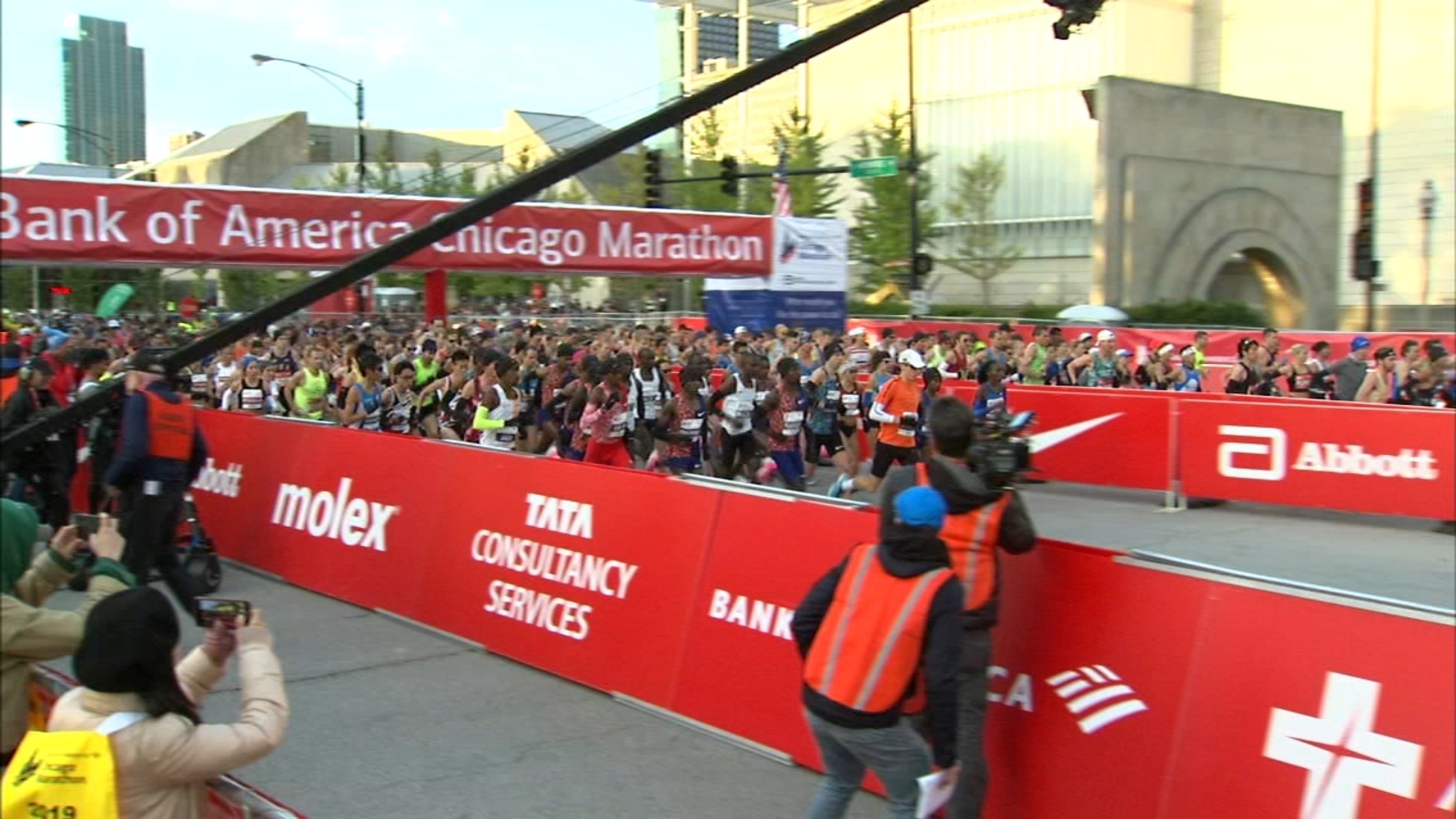 Bank of America Chicago Marathon runners raise record 27M for charity