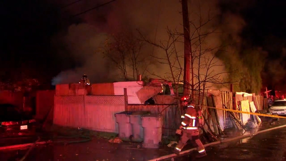 2 killed, mother and 4 kids in hospital after house fire in central Fresno