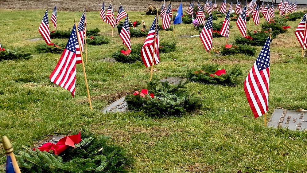 NJ cemetery honors fallen heroes this holiday season