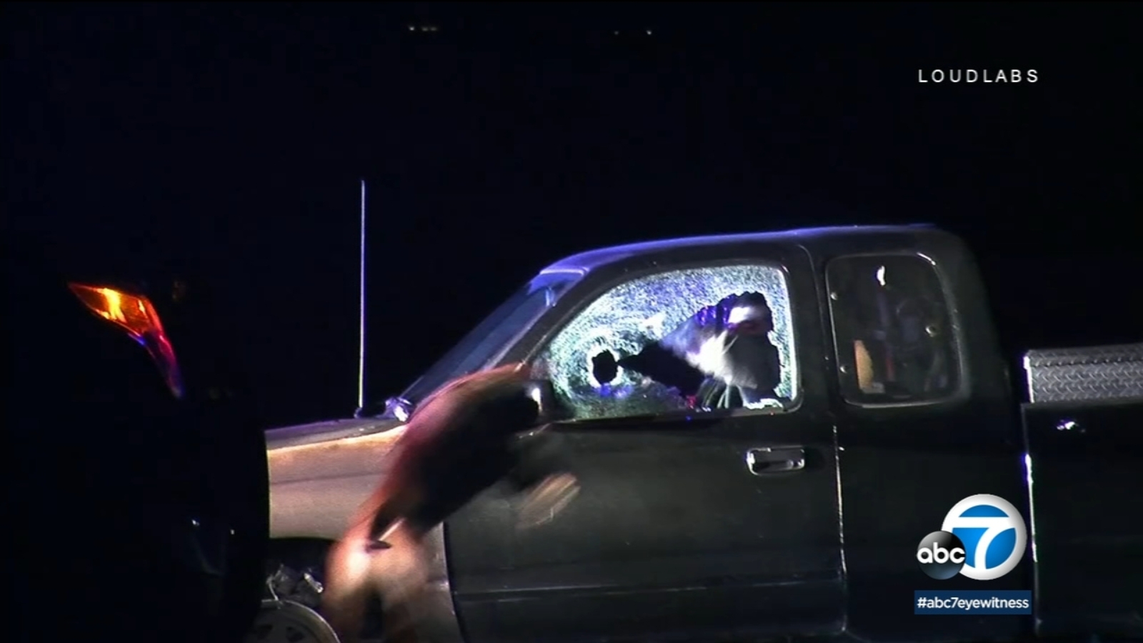 Sepasang pencopotan SoCal yang dramatis menunjukkan bagaimana anjing polisi dapat menaklukkan tersangka