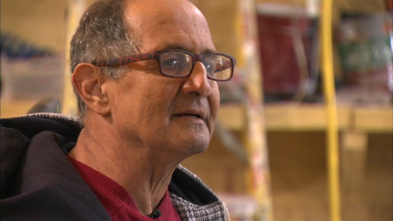 Greg Zanis, pria Aurora, Illinois yang membangun lebih dari 27.000 salib untuk korban kekerasan bersenjata, pensiun