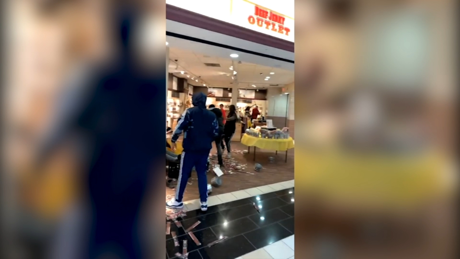 Massive Brawl Breaks Out At Mall On Christmas Eve Abc30 Fresno