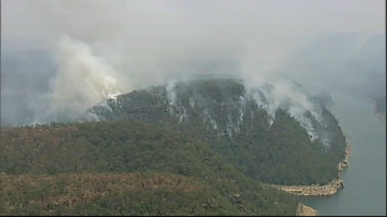 Kebakaran hutan yang hebat menjebak 4.000 orang di tepi laut kota Australia