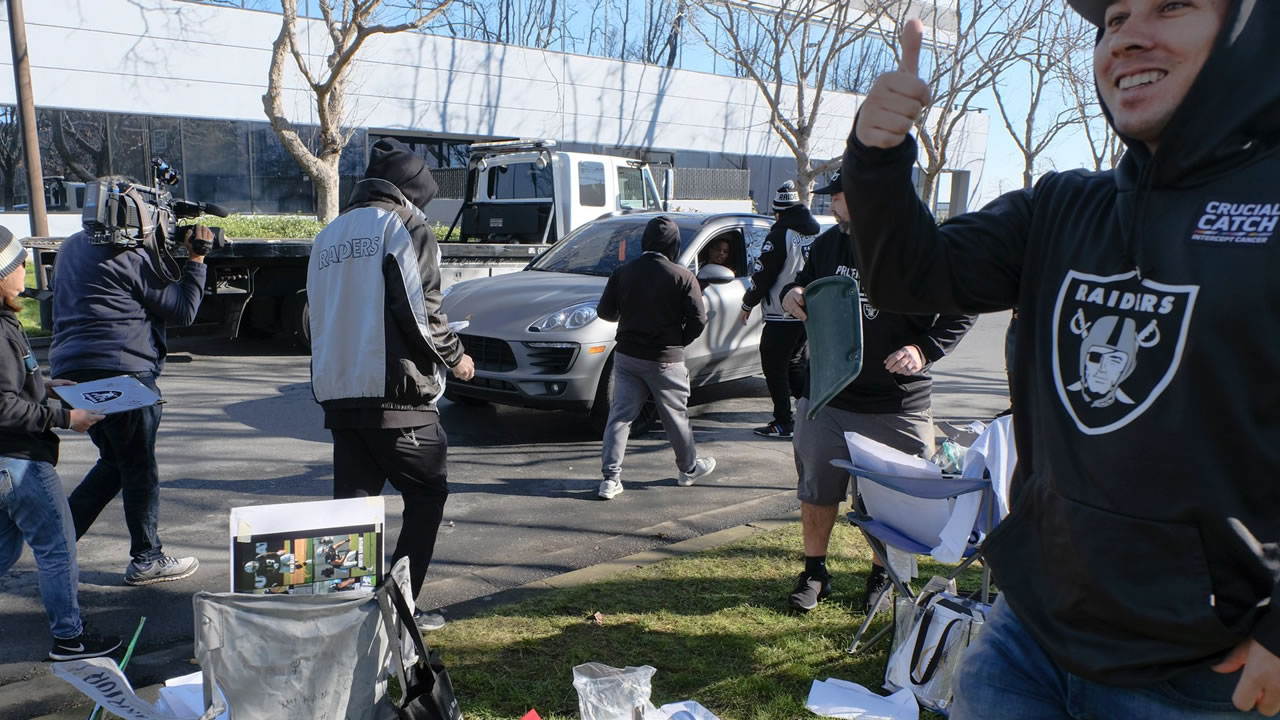 Raiders clear out lockers after final season in Oakland