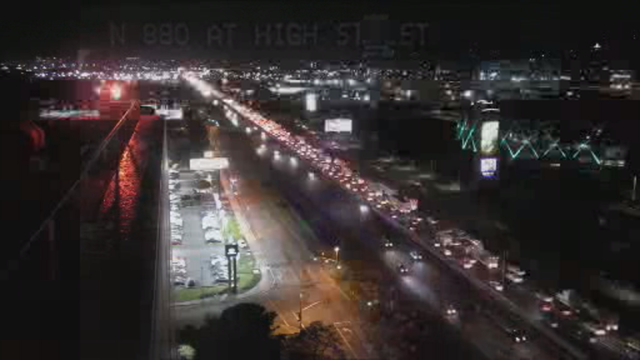 Oxygen tanks spill in crash on I-880 in Oakland