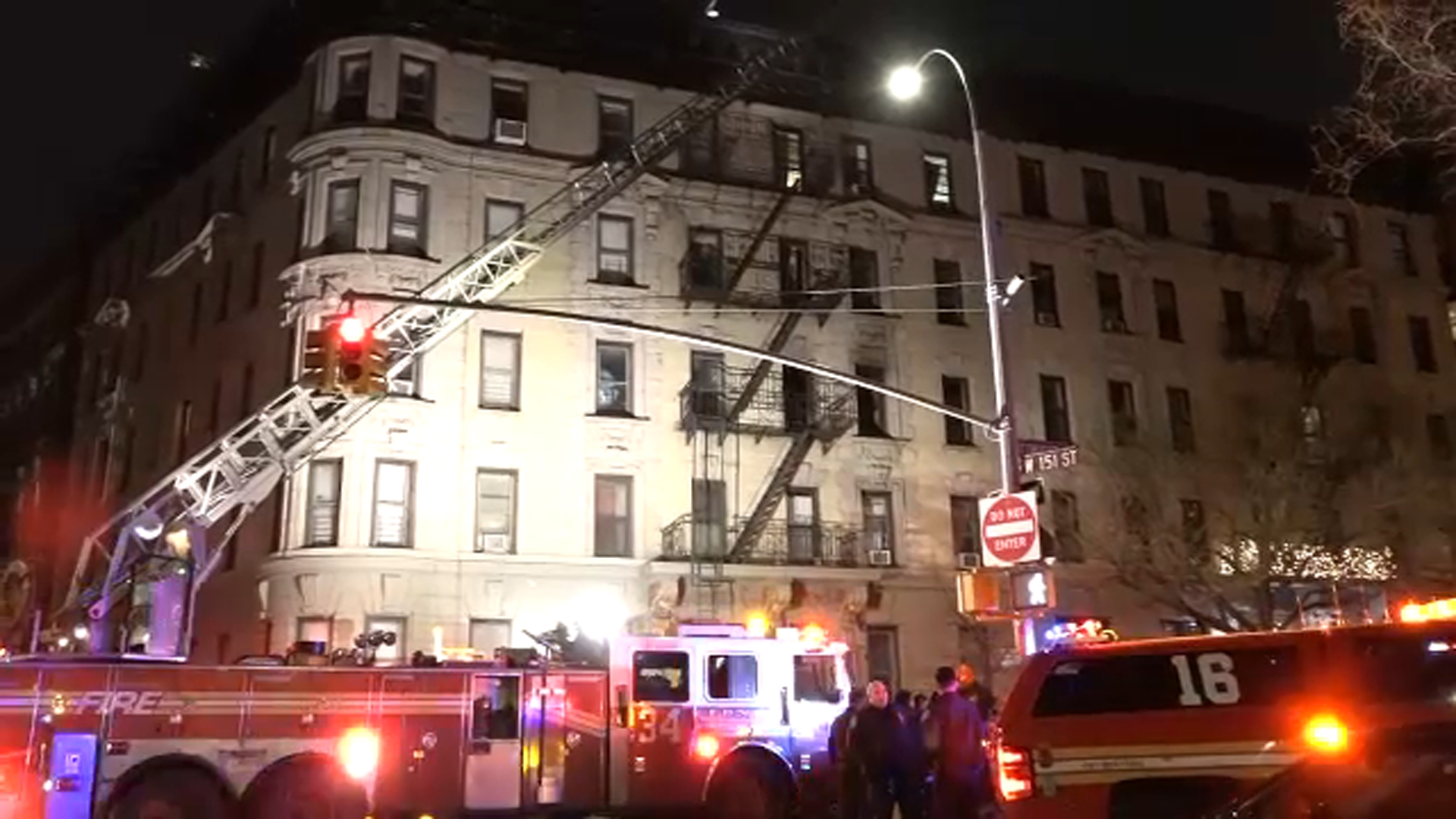 5 hurt in fire at apartment building in Harlem