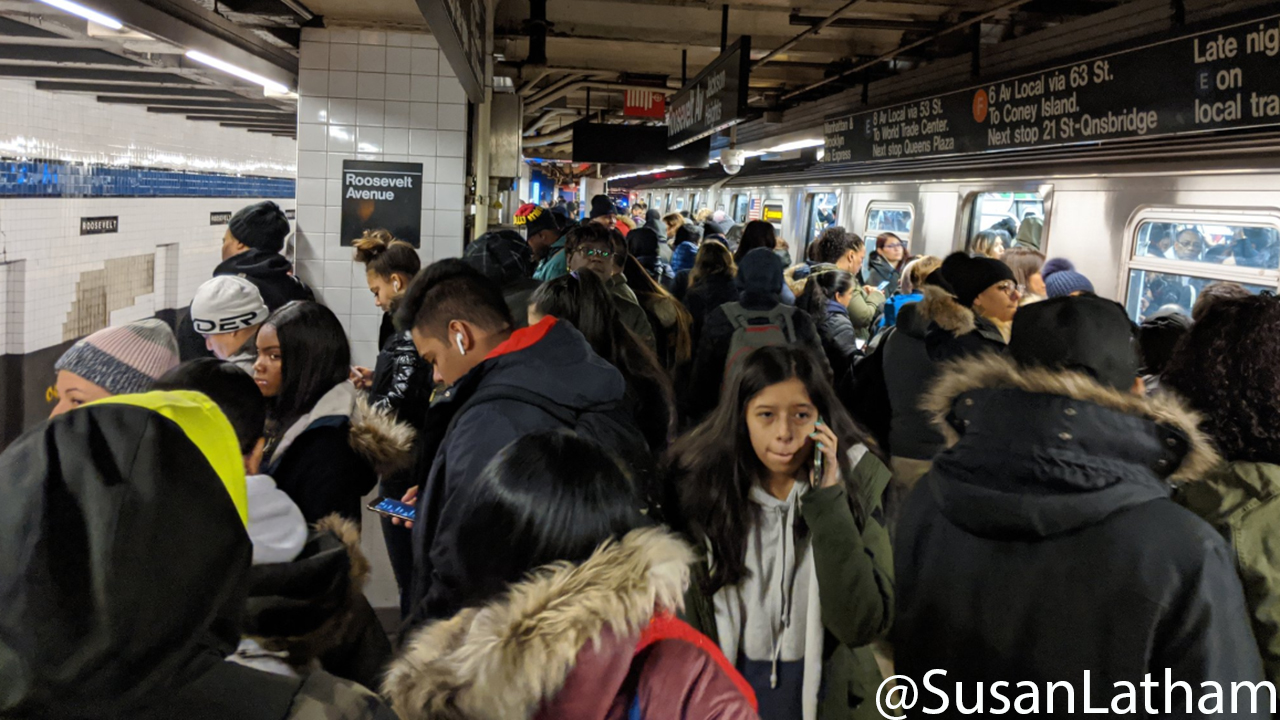 Signal problems cause headaches for Queens commuters during AM rush