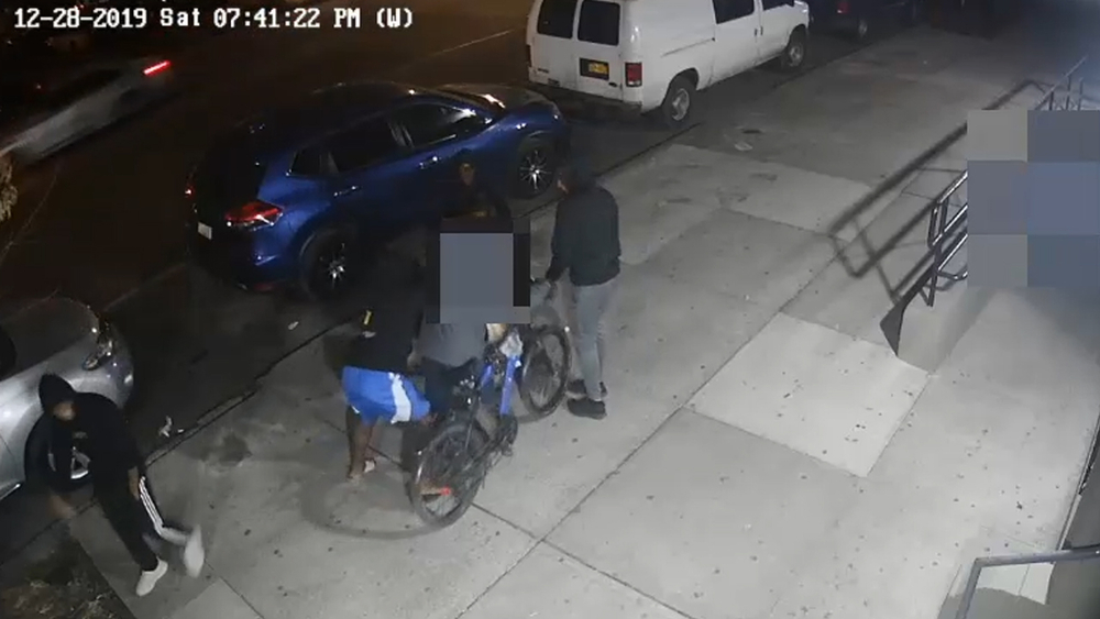 Deliveryman attacked, robbed in Bronx by 4 people