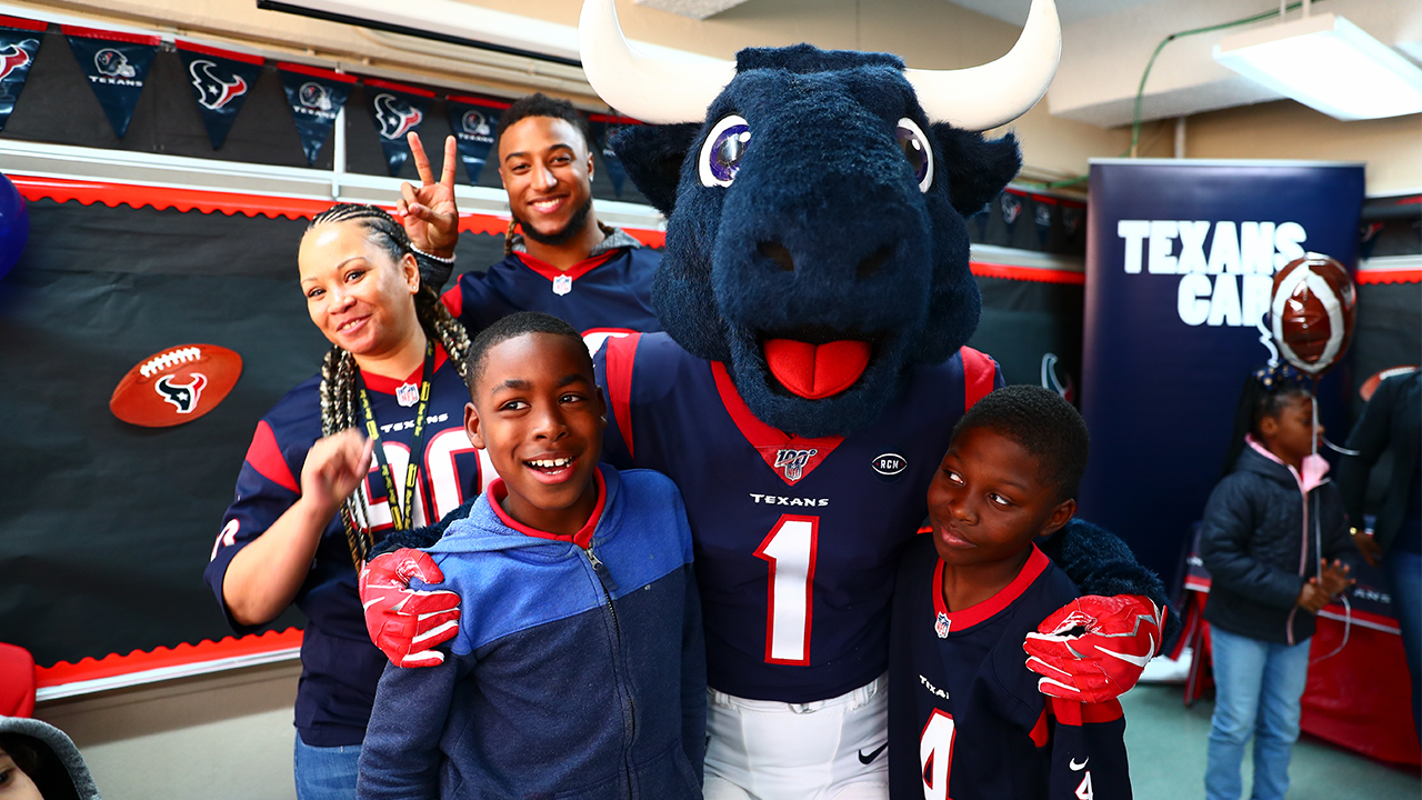 Texans throw playoff pizza party for HISD students