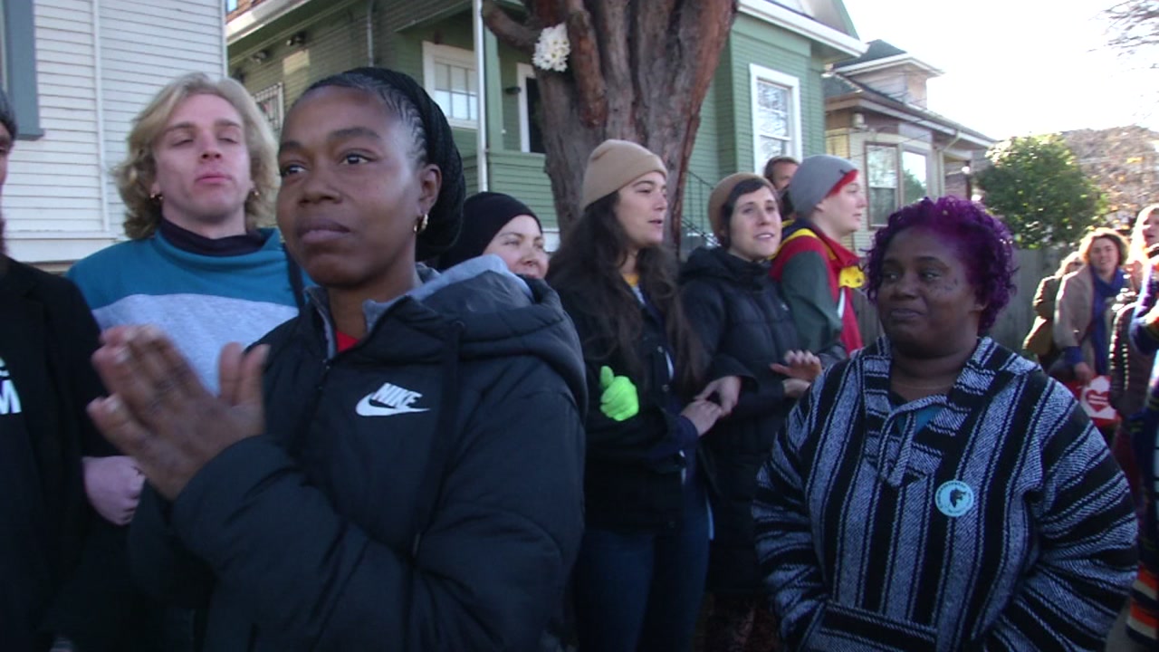 Property owner offers to pay for moving homeless moms occupying vacant Oakland home