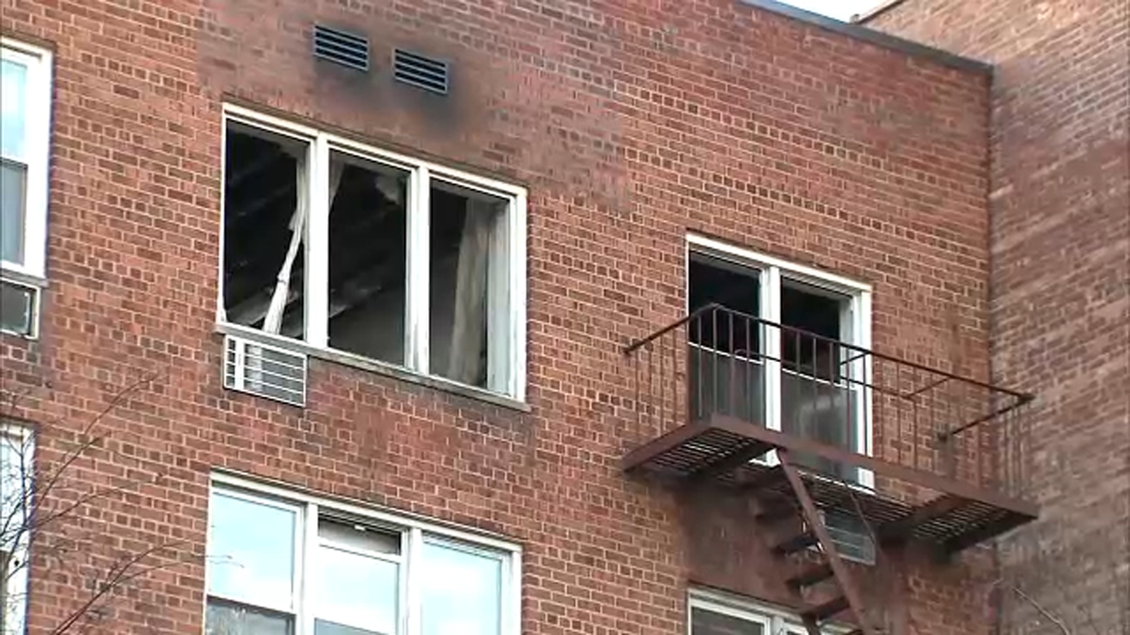 Fire damages top floor of apartment building in Forest Hills, Queens ...