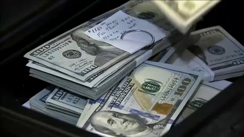 Michigan Man Finds 40 000 In His Couch Returns It Abc7ny Com