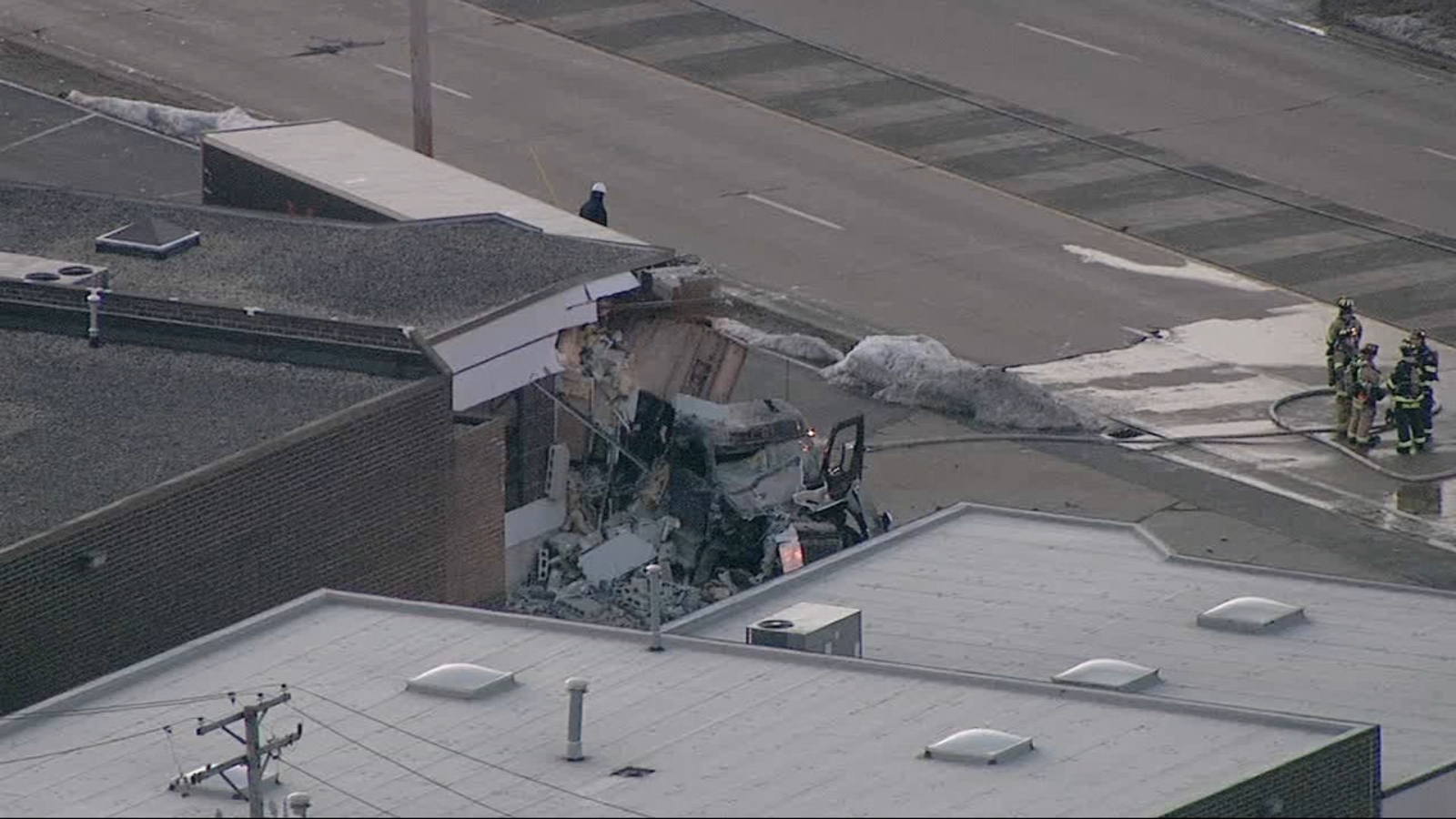 Elk Grove Village Crash Semi Truck Crashes Into Building Abc7 Chicago