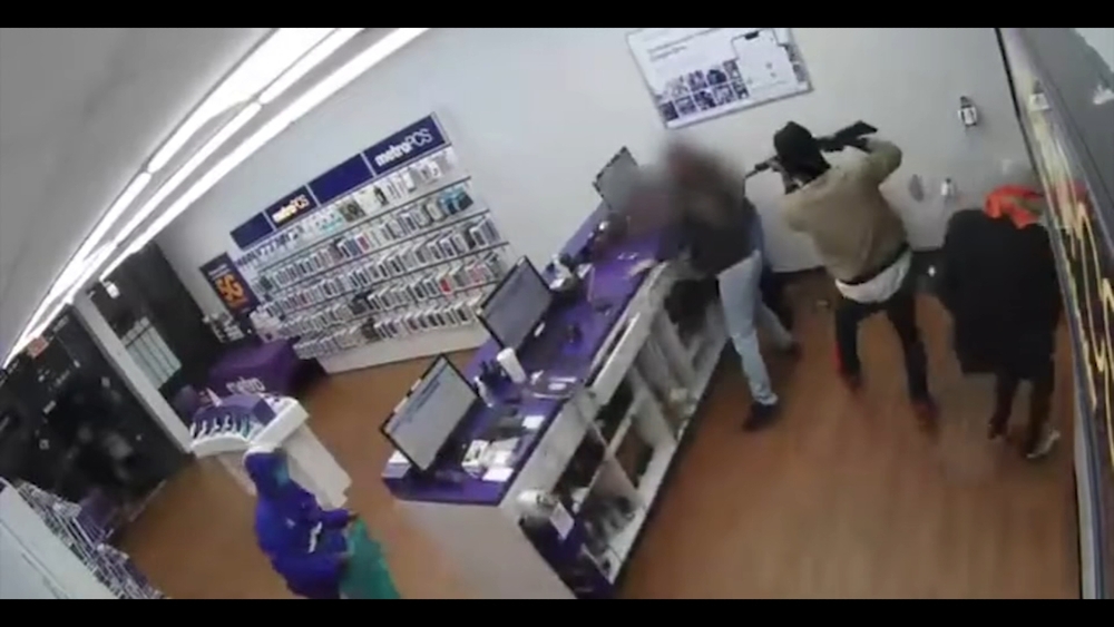 WATCH: Robbers take down cell phone store with AR-15