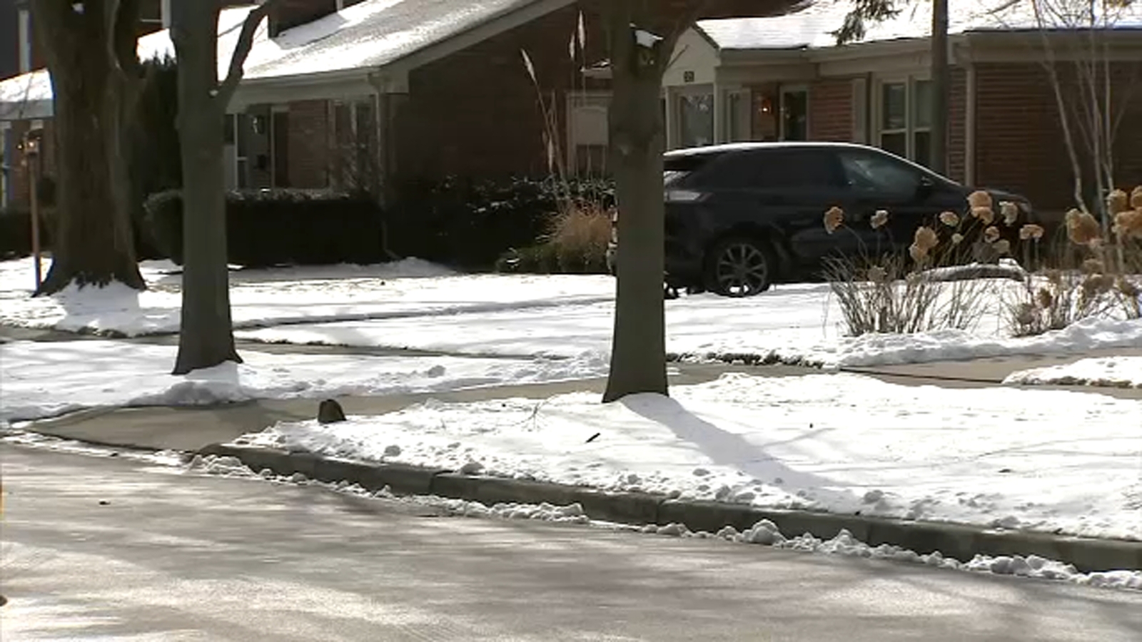 Deerfield residents put on alert after burglars break into unlocked