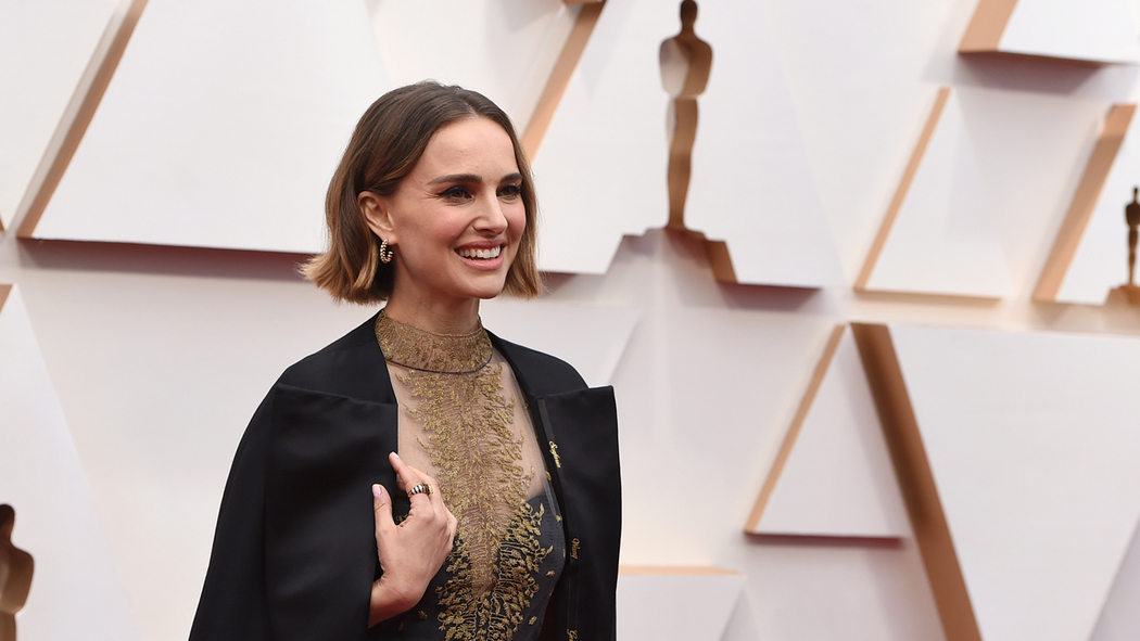 Oscars 2020: Natalie Portman's red carpet dress featured cape with names of  snubbed female directors - ABC7 Chicago