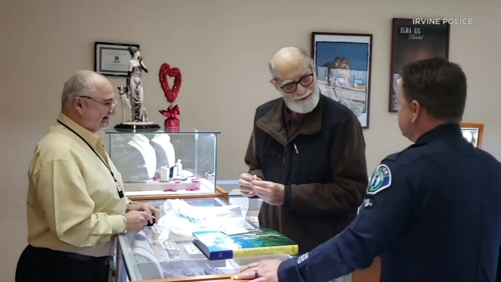 Jeweler, police officer help 89yearold widowed veteran recreate lost(02)