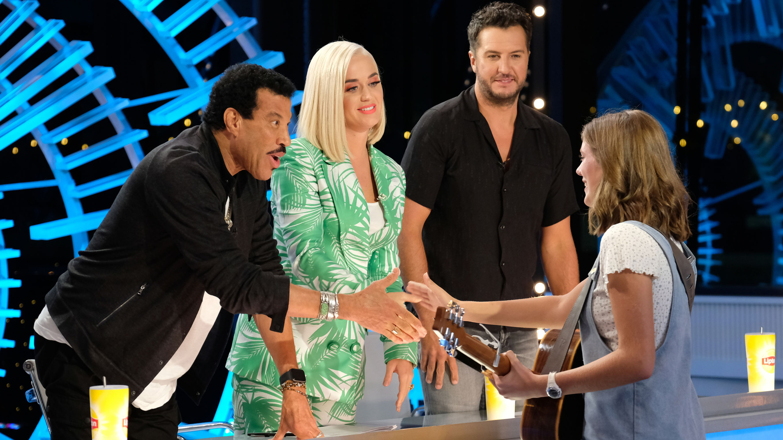 Katy Perry appears to collapse during season 3 'American Idol