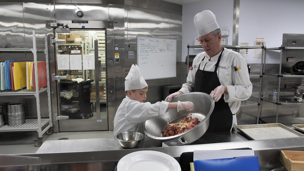 Teen chef cooks for young patients while he waits for new heart