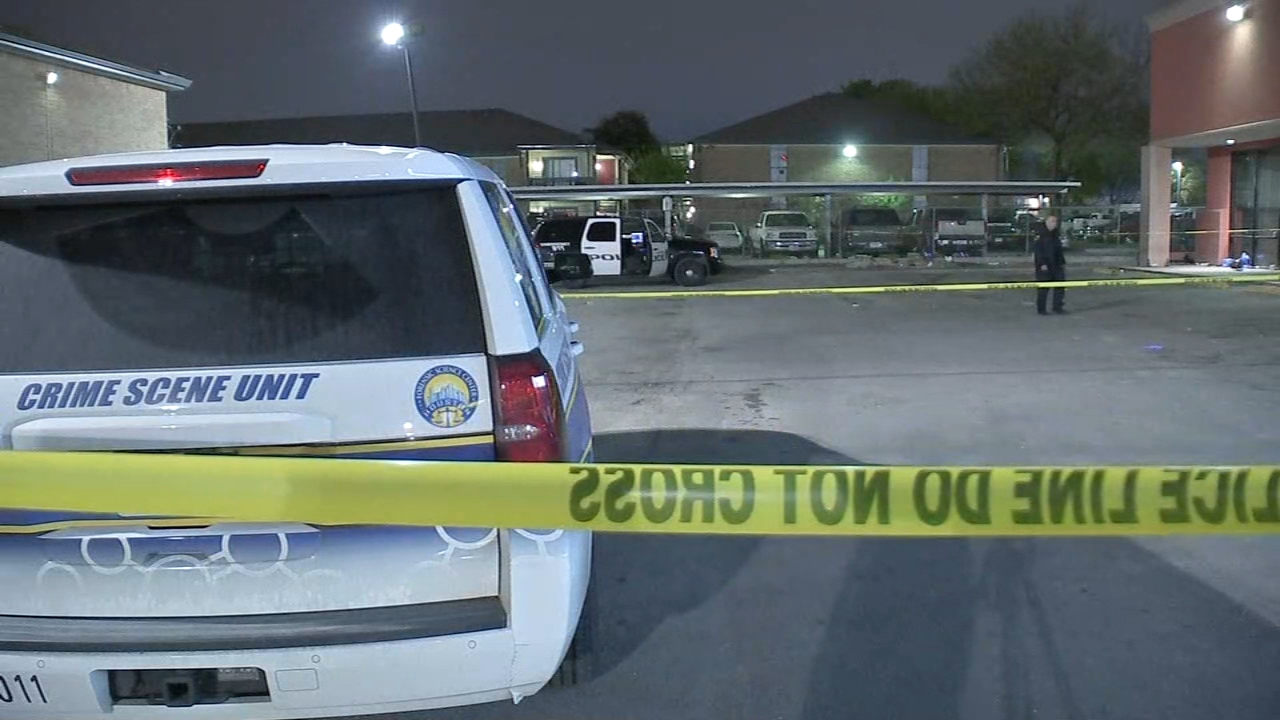 Woman shot in head at west Houston shopping center