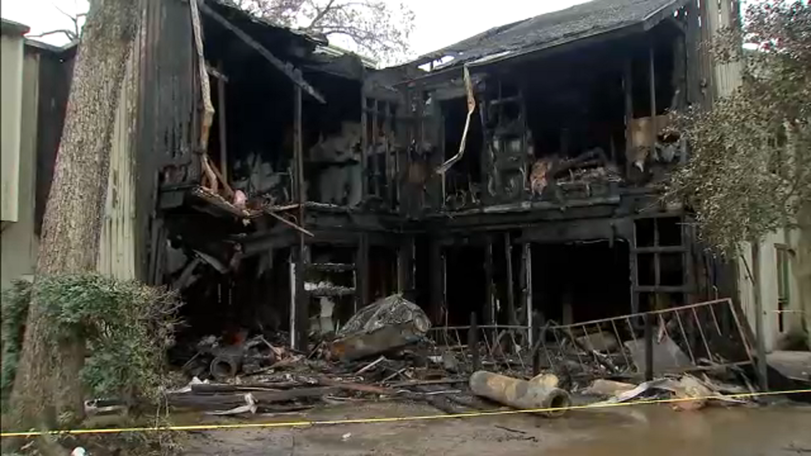 Apartment building roof collapses after massive northwest Houston fire ...